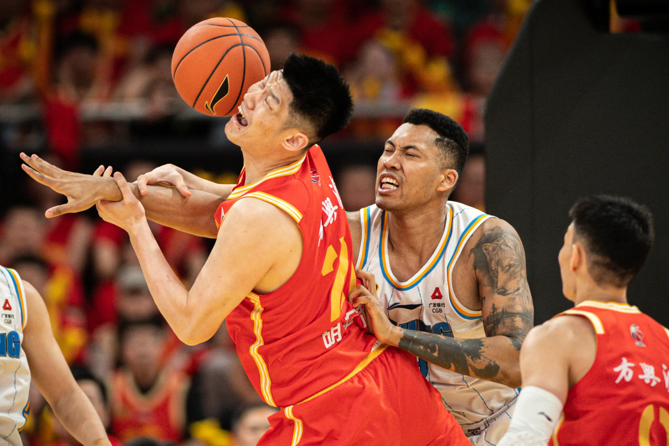 CBA季后赛窗口期走向成谜；阿斯顿维拉手感冰凉；底气十足；训练强度明显提升的简单介绍