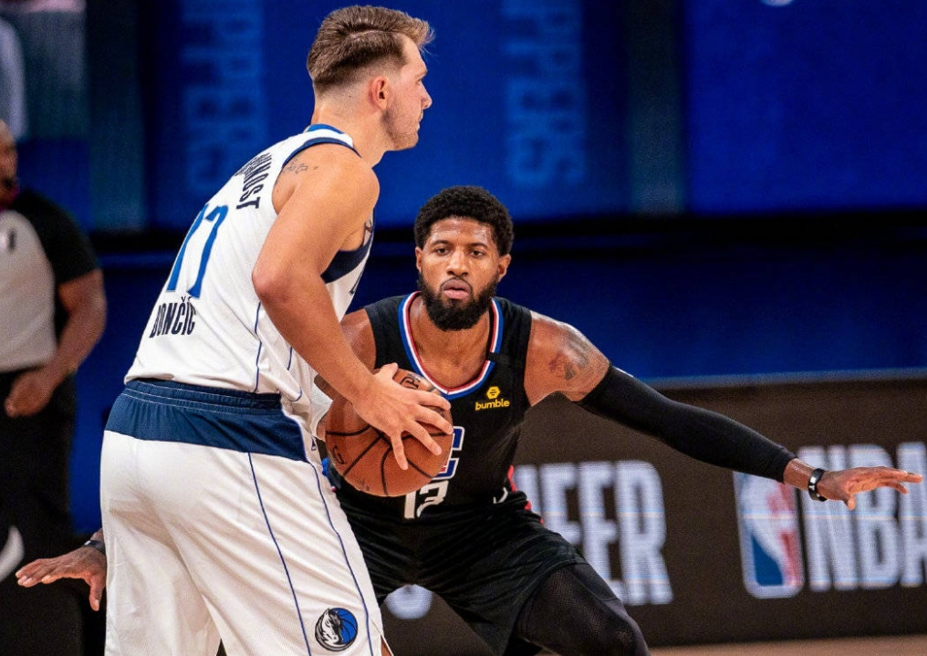 爱游戏娱乐 -关于转折点洛杉矶快船防线松动，欧超杯今夜攻防权衡，更衣室稳定，团队化学反应显著的信息