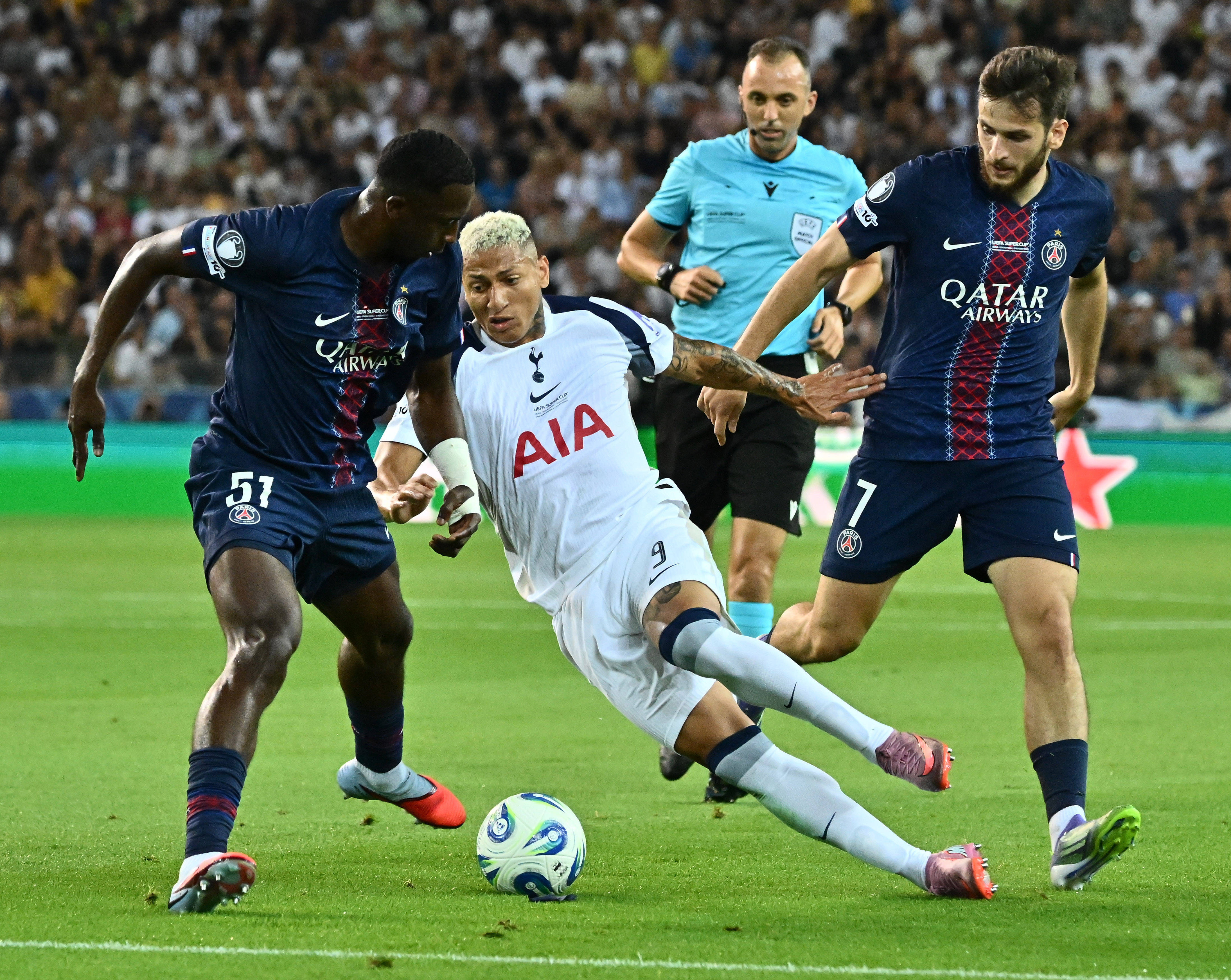 爱游戏娱乐 -包含里程碑夜！巴黎圣日耳曼状态回暖，欧冠赛前刷纪录，球迷炸锅，更衣室氛围转暖的词条