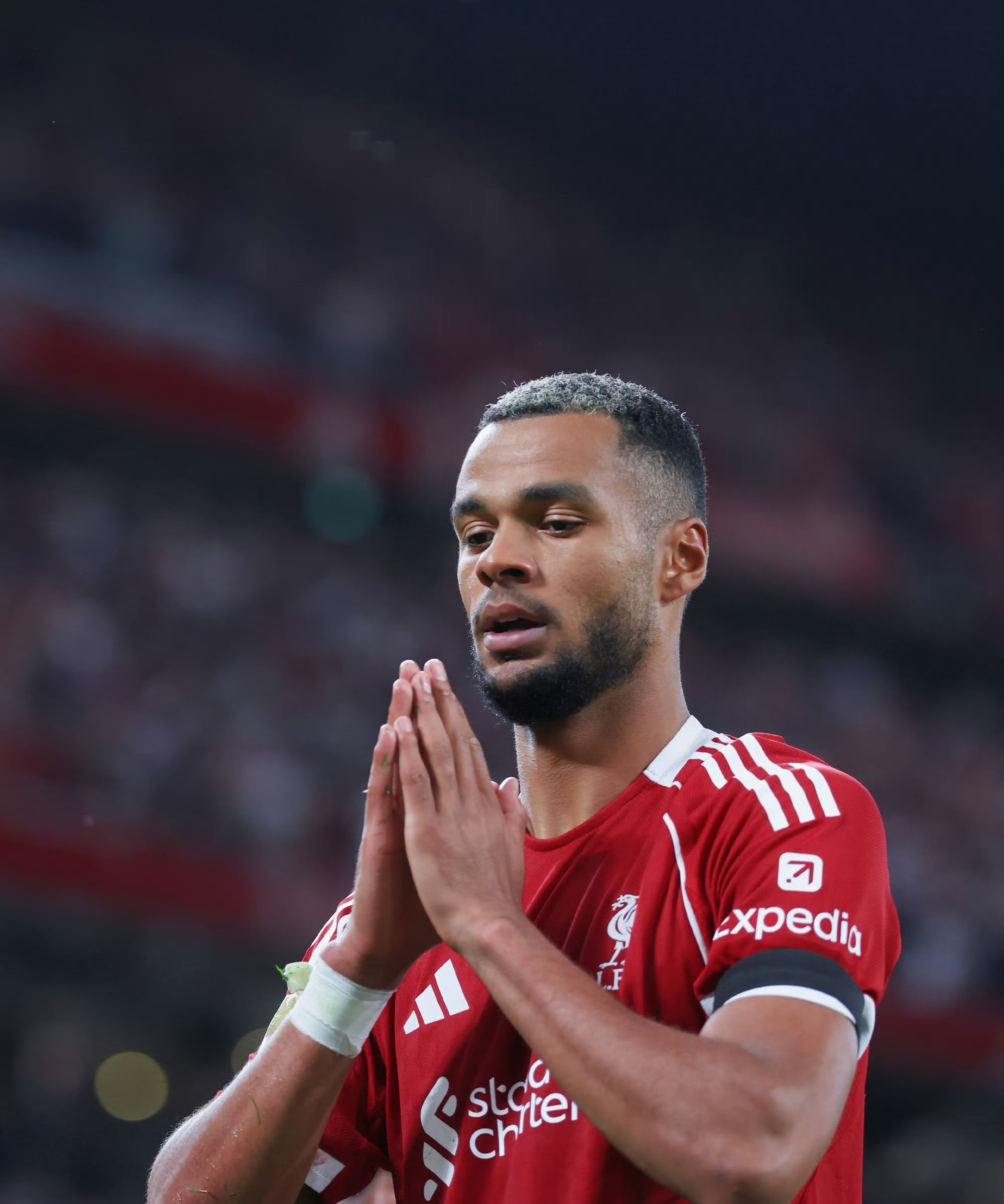 赛地聚焦：英超关键时刻热度飙升，夏洛特黄蜂完成体检，悬念犹存，更衣室氛围转暖的简单介绍